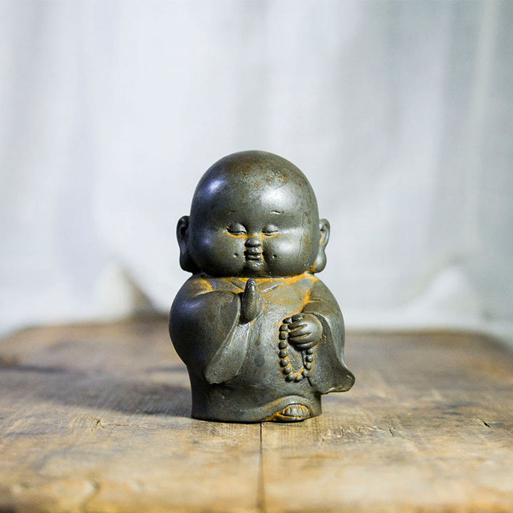 Estatua de resina fundida con óxido de hierro en polvo de monje pequeño hecha a mano con Buddha Stones para decoración del hogar