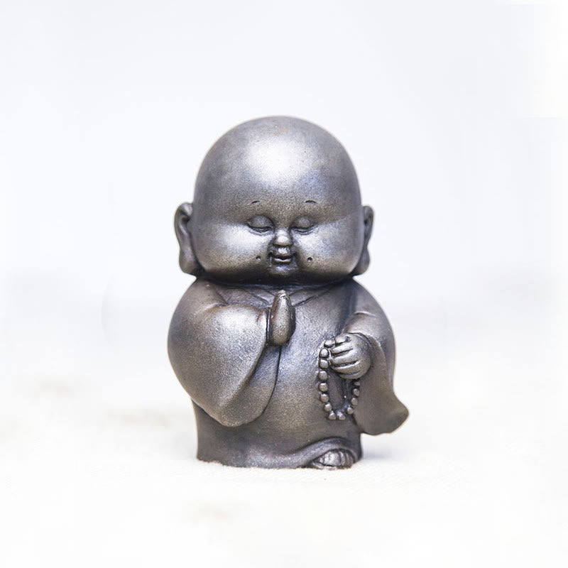 Estatua de resina fundida con óxido de hierro en polvo de monje pequeño hecha a mano con Buddha Stones para decoración del hogar