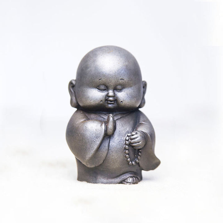 Estatua de resina fundida con óxido de hierro en polvo de monje pequeño hecha a mano con Buddha Stones para decoración del hogar