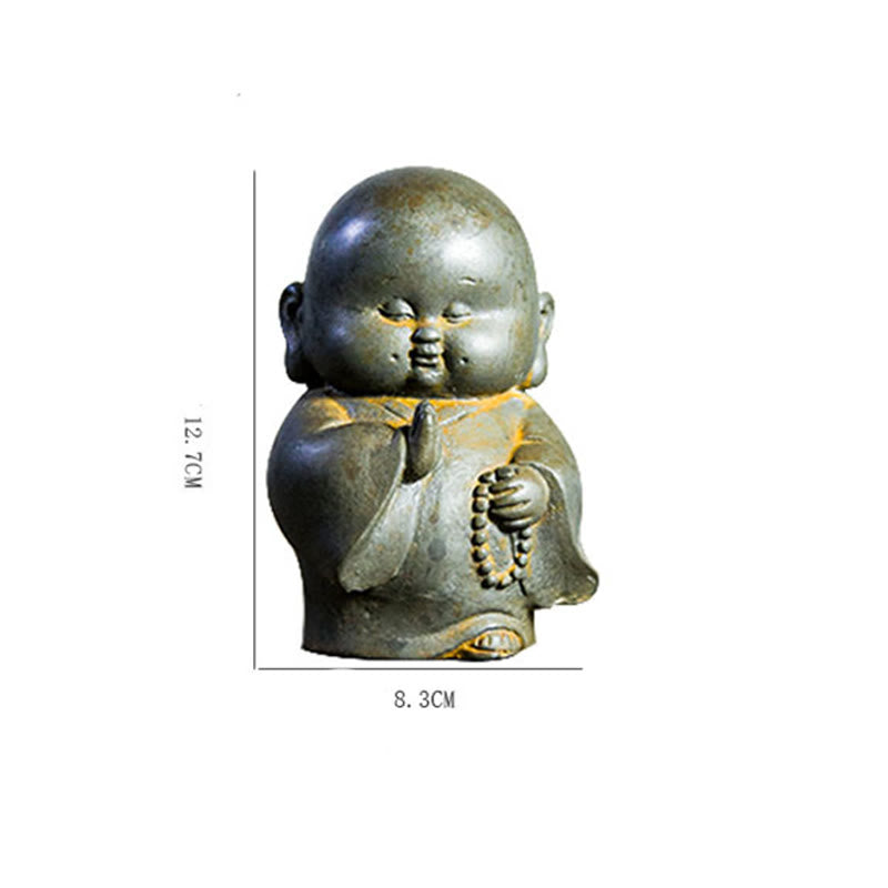 Estatua de resina fundida con óxido de hierro en polvo de monje pequeño hecha a mano con Buddha Stones para decoración del hogar