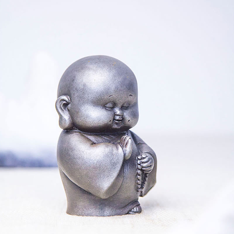 Estatua de resina fundida con óxido de hierro en polvo de monje pequeño hecha a mano con Buddha Stones para decoración del hogar