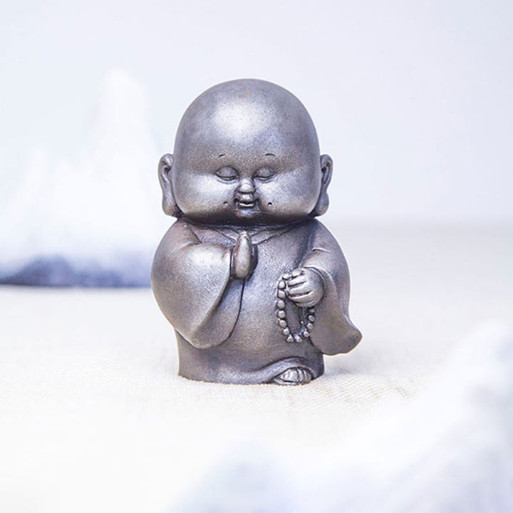Estatua de resina fundida con óxido de hierro en polvo de monje pequeño hecha a mano con Buddha Stones para decoración del hogar