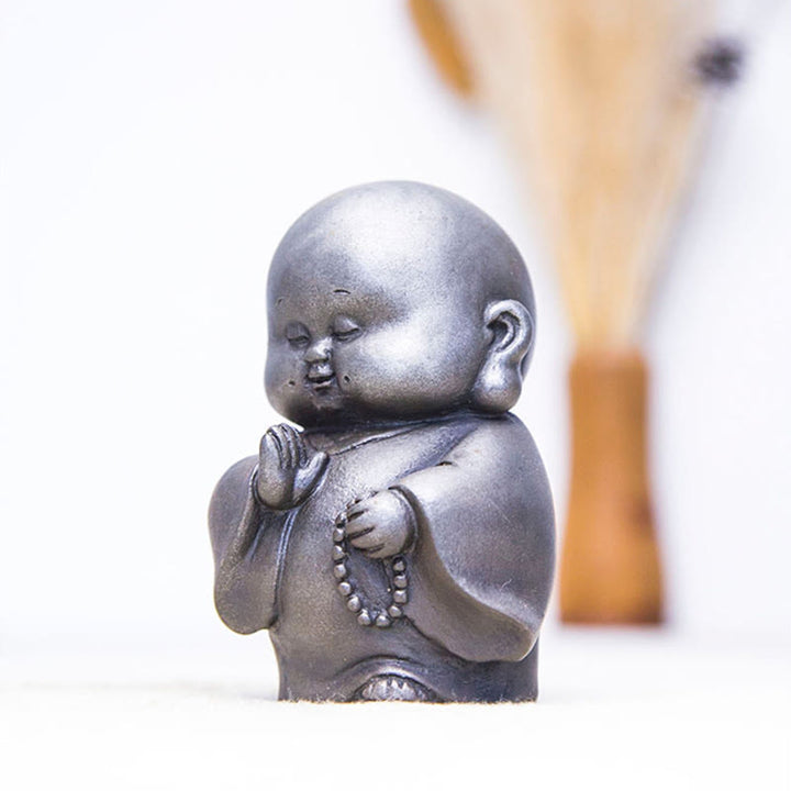 Estatua de resina fundida con óxido de hierro en polvo de monje pequeño hecha a mano con Buddha Stones para decoración del hogar