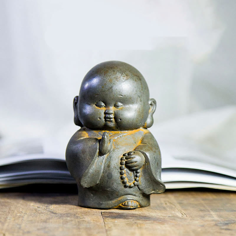Estatua de resina fundida con óxido de hierro en polvo de monje pequeño hecha a mano con Buddha Stones para decoración del hogar
