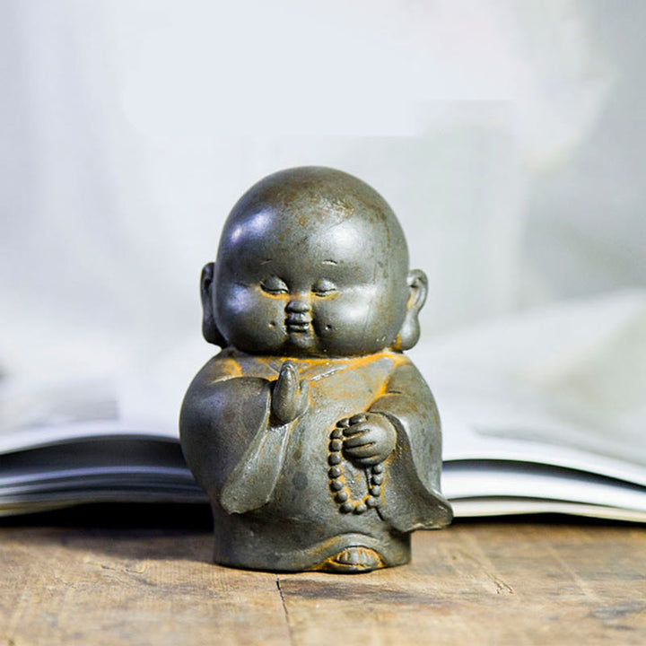 Estatua de resina fundida con óxido de hierro en polvo de monje pequeño hecha a mano con Buddha Stones para decoración del hogar