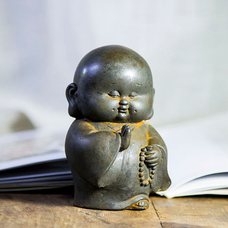 Estatua de resina fundida con óxido de hierro en polvo de monje pequeño hecha a mano con Buddha Stones para decoración del hogar