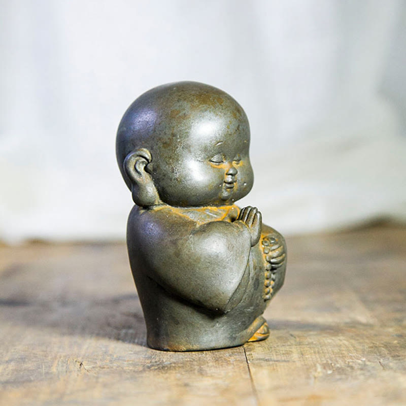 Estatua de resina fundida con óxido de hierro en polvo de monje pequeño hecha a mano con Buddha Stones para decoración del hogar