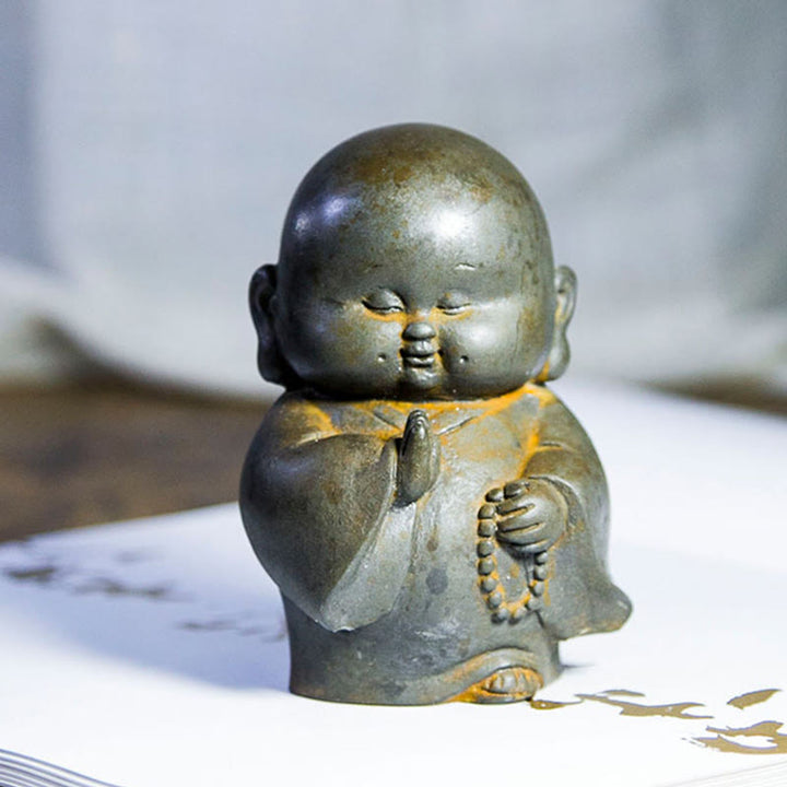 Estatua de resina fundida con óxido de hierro en polvo de monje pequeño hecha a mano con Buddha Stones para decoración del hogar