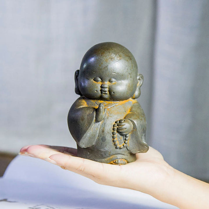 Estatua de resina fundida con óxido de hierro en polvo de monje pequeño hecha a mano con Buddha Stones para decoración del hogar