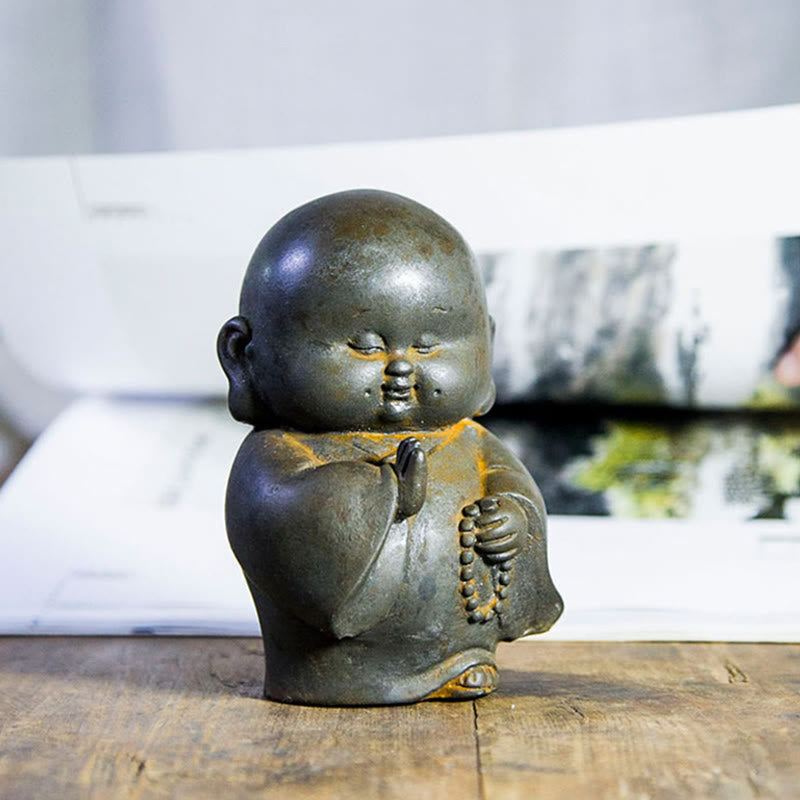 Estatua de resina fundida con óxido de hierro en polvo de monje pequeño hecha a mano con Buddha Stones para decoración del hogar