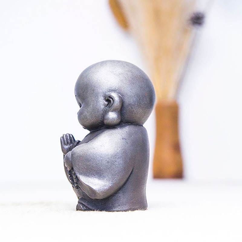 Estatua de resina fundida con óxido de hierro en polvo de monje pequeño hecha a mano con Buddha Stones para decoración del hogar
