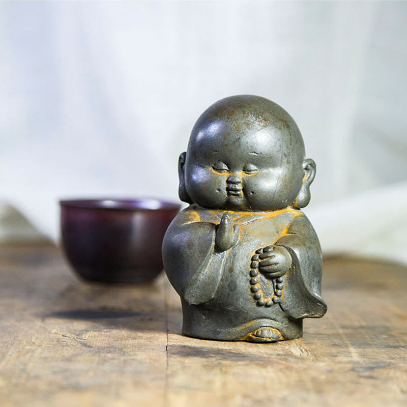 Estatua de resina fundida con óxido de hierro en polvo de monje pequeño hecha a mano con Buddha Stones para decoración del hogar