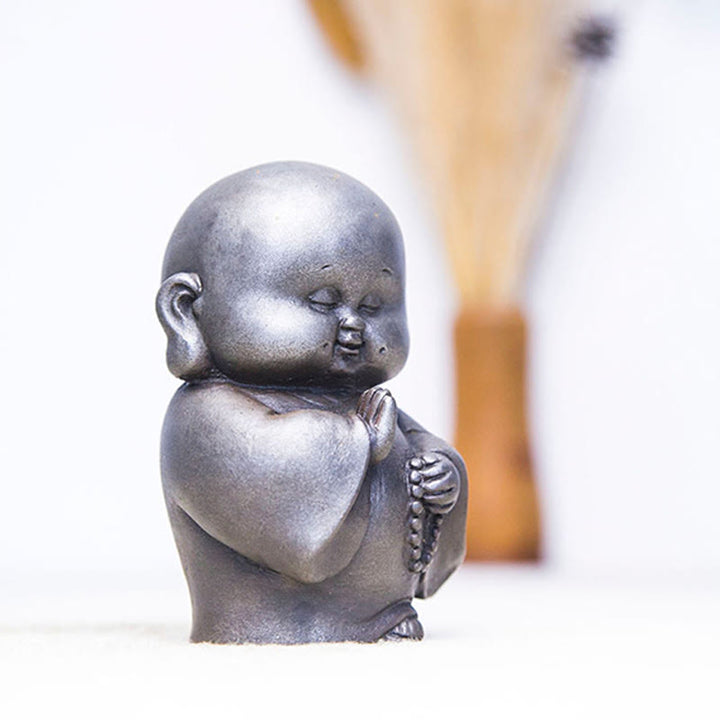 Estatua de resina fundida con óxido de hierro en polvo de monje pequeño hecha a mano con Buddha Stones para decoración del hogar