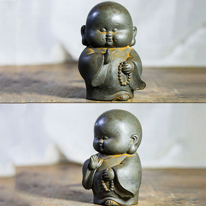 Estatua de resina fundida con óxido de hierro en polvo de monje pequeño hecha a mano con Buddha Stones para decoración del hogar