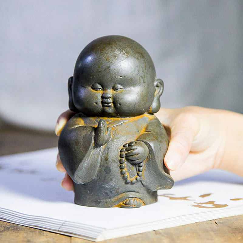 Estatua de resina fundida con óxido de hierro en polvo de monje pequeño hecha a mano con Buddha Stones para decoración del hogar