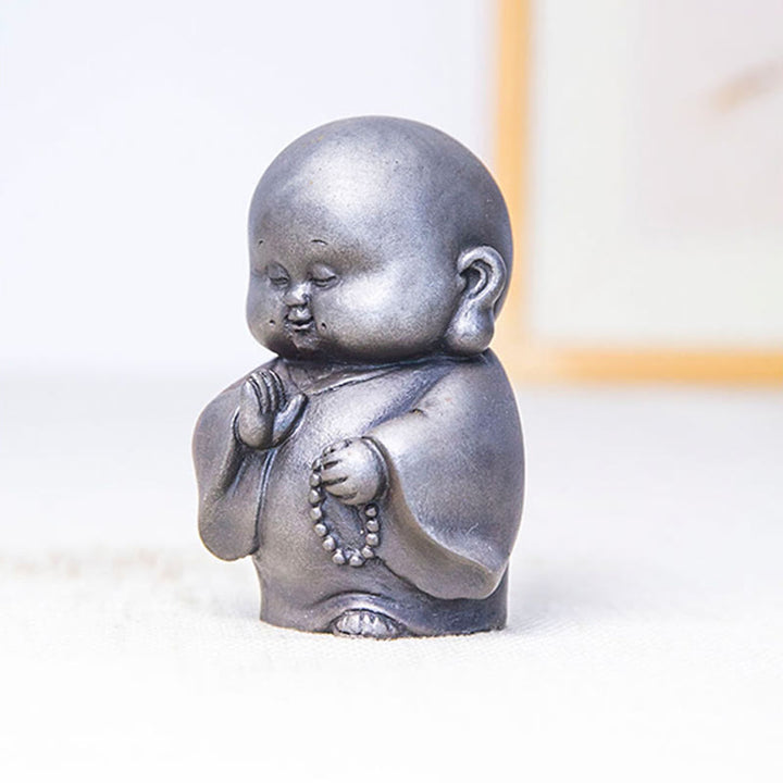 Estatua de resina fundida con óxido de hierro en polvo de monje pequeño hecha a mano con Buddha Stones para decoración del hogar