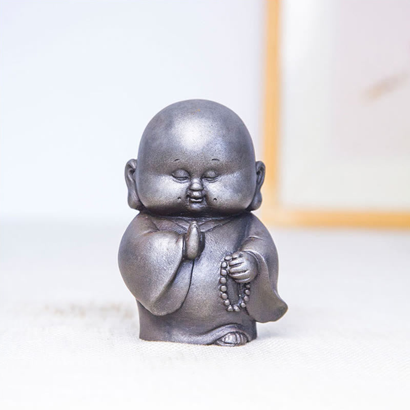 Estatua de resina fundida con óxido de hierro en polvo de monje pequeño hecha a mano con Buddha Stones para decoración del hogar