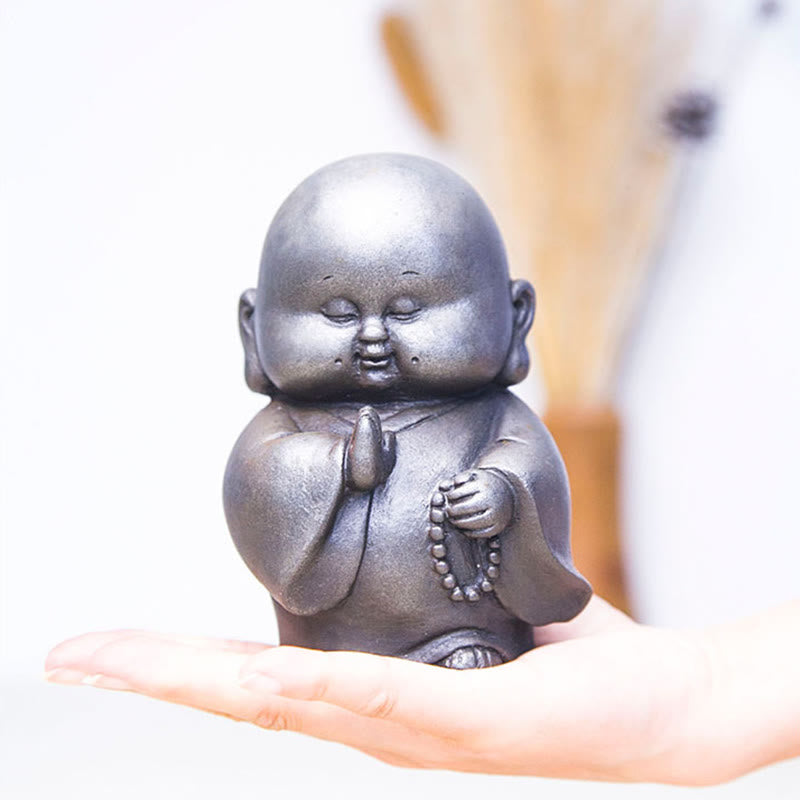 Estatua de resina fundida con óxido de hierro en polvo de monje pequeño hecha a mano con Buddha Stones para decoración del hogar