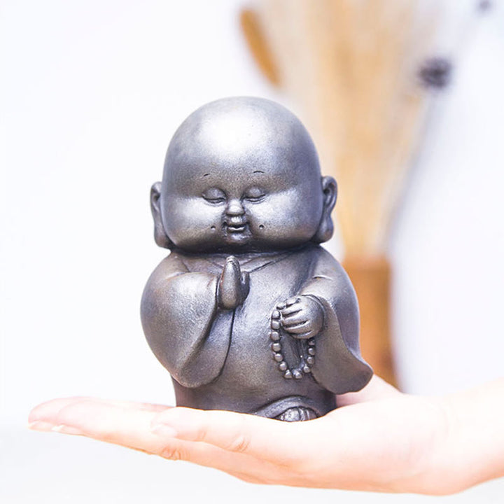 Estatua de resina fundida con óxido de hierro en polvo de monje pequeño hecha a mano con Buddha Stones para decoración del hogar