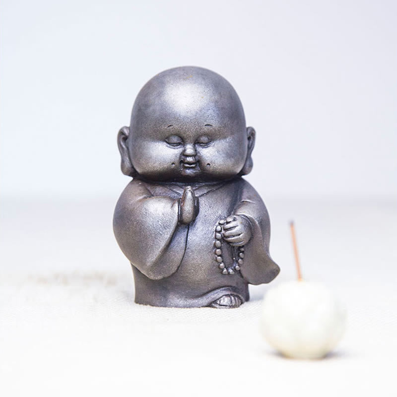 Estatua de resina fundida con óxido de hierro en polvo de monje pequeño hecha a mano con Buddha Stones para decoración del hogar