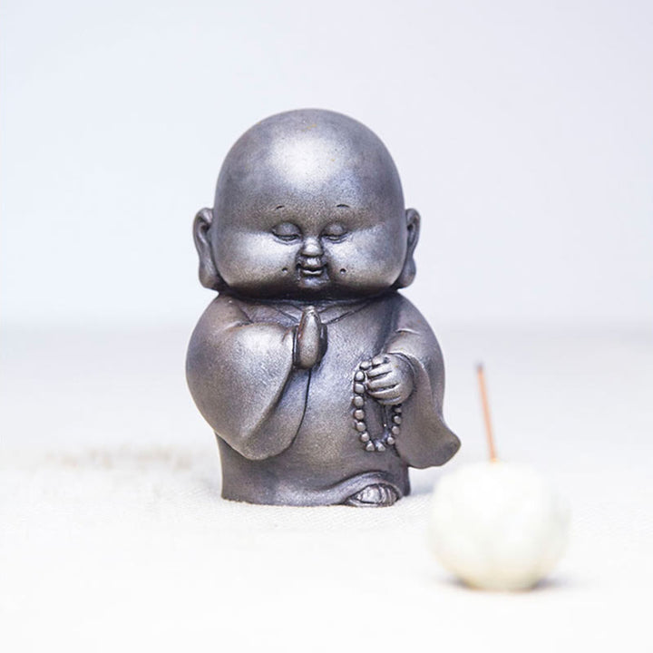 Estatua de resina fundida con óxido de hierro en polvo de monje pequeño hecha a mano con Buddha Stones para decoración del hogar