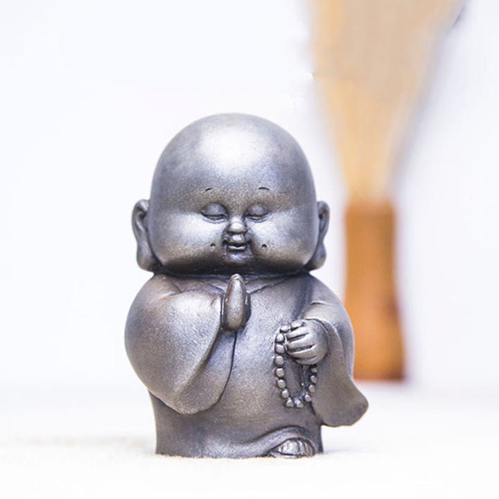 Estatua de resina fundida con óxido de hierro en polvo de monje pequeño hecha a mano con Buddha Stones para decoración del hogar