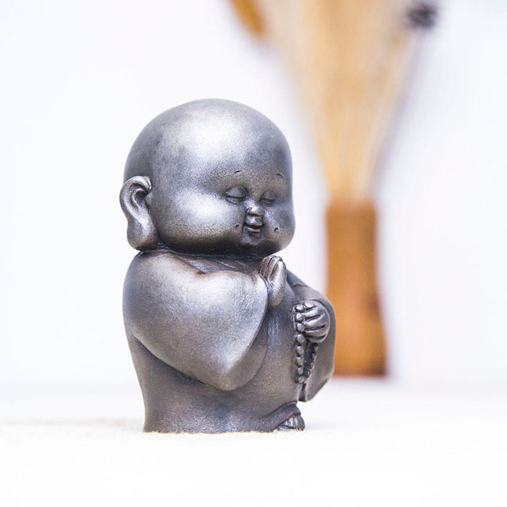 Estatua de resina fundida con óxido de hierro en polvo de monje pequeño hecha a mano con Buddha Stones para decoración del hogar
