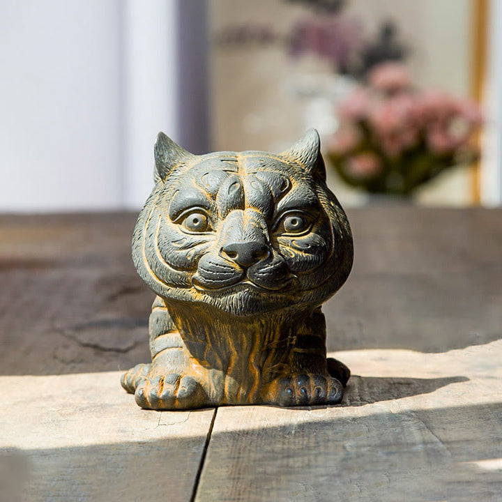 Estatua de resina fundida con óxido de hierro en polvo de tigre pequeña y encantadora hecha a mano con Buddha Stones para decoración del hogar