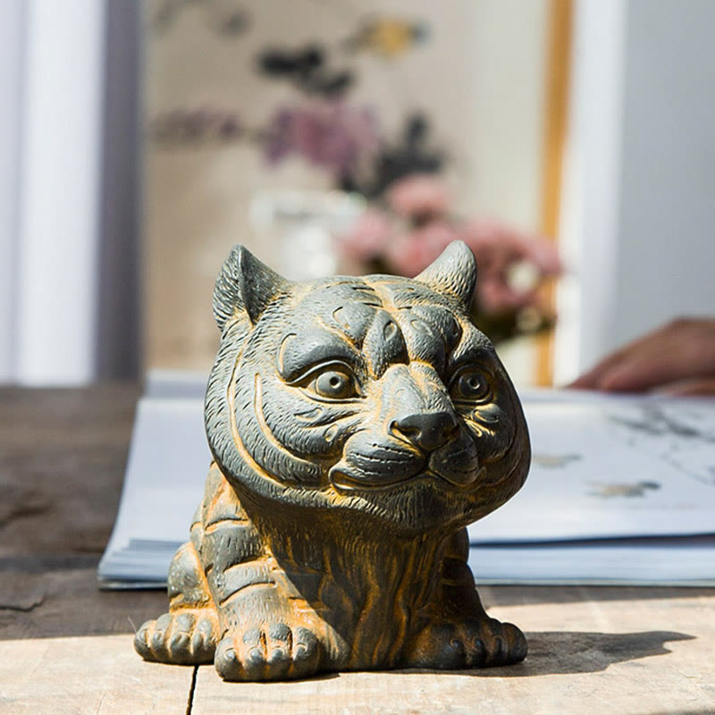 Estatua de resina fundida con óxido de hierro en polvo de tigre pequeña y encantadora hecha a mano con Buddha Stones para decoración del hogar