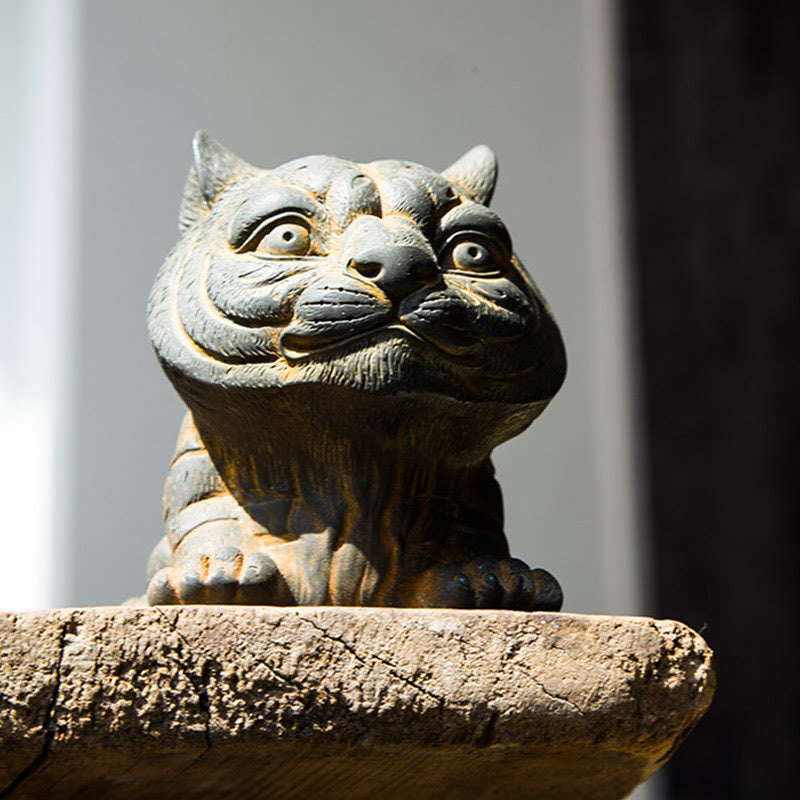 Estatua de resina fundida con óxido de hierro en polvo de tigre pequeña y encantadora hecha a mano con Buddha Stones para decoración del hogar
