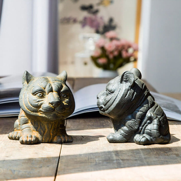 Estatua de resina fundida con óxido de hierro en polvo de tigre pequeña y encantadora hecha a mano con Buddha Stones para decoración del hogar