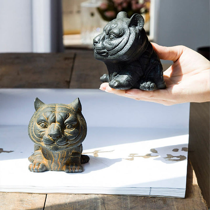 Estatua de resina fundida con óxido de hierro en polvo de tigre pequeña y encantadora hecha a mano con Buddha Stones para decoración del hogar