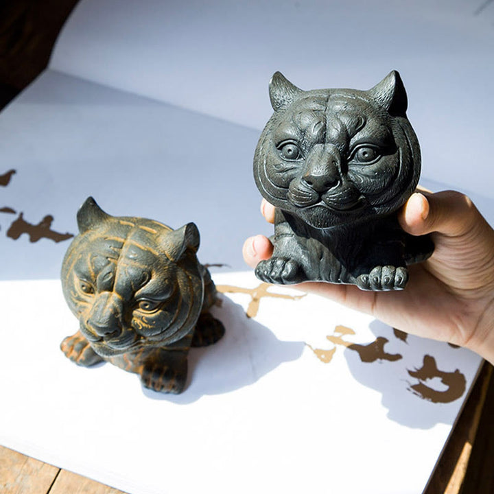 Estatua de resina fundida con óxido de hierro en polvo de tigre pequeña y encantadora hecha a mano con Buddha Stones para decoración del hogar