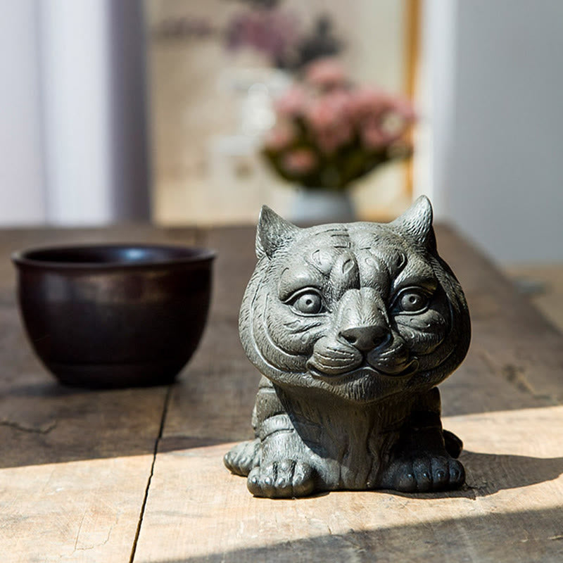 Estatua de resina fundida con óxido de hierro en polvo de tigre pequeña y encantadora hecha a mano con Buddha Stones para decoración del hogar