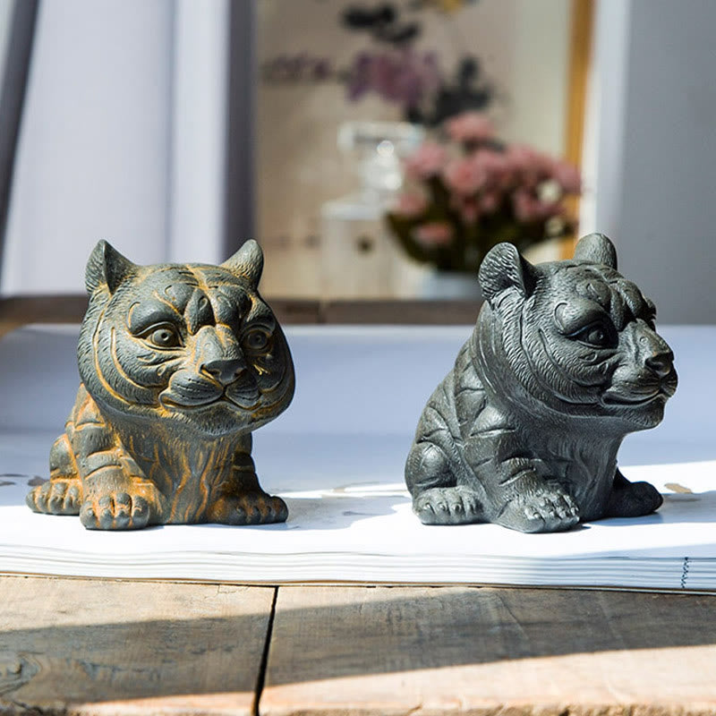 Estatua de resina fundida con óxido de hierro en polvo de tigre pequeña y encantadora hecha a mano con Buddha Stones para decoración del hogar