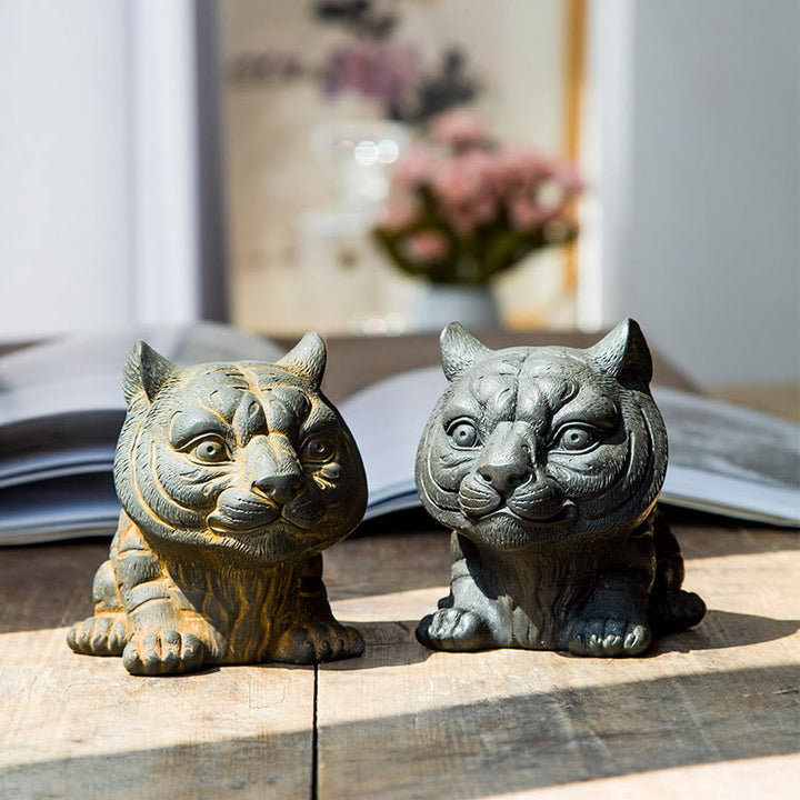 Estatua de resina fundida con óxido de hierro en polvo de tigre pequeña y encantadora hecha a mano con Buddha Stones para decoración del hogar