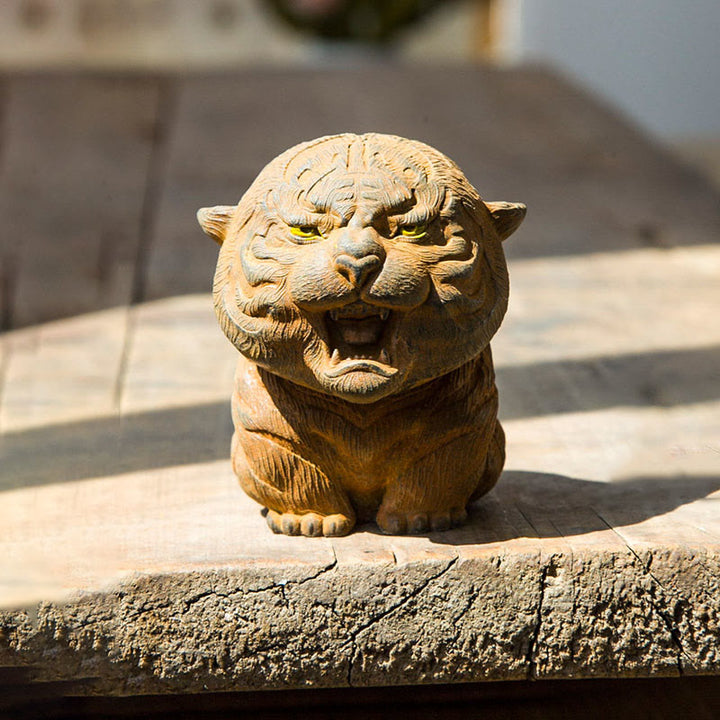 Estatua de resina fundida con óxido de hierro en polvo de tigre rugiente hecha a mano con Buddha Stones para decoración del hogar