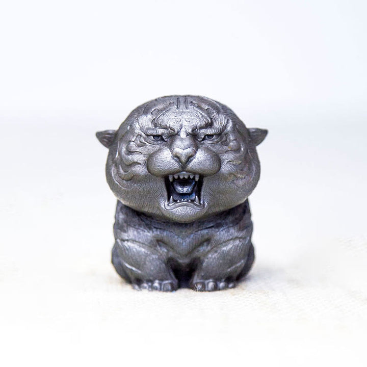 Estatua de resina fundida con óxido de hierro en polvo de tigre rugiente hecha a mano con Buddha Stones para decoración del hogar