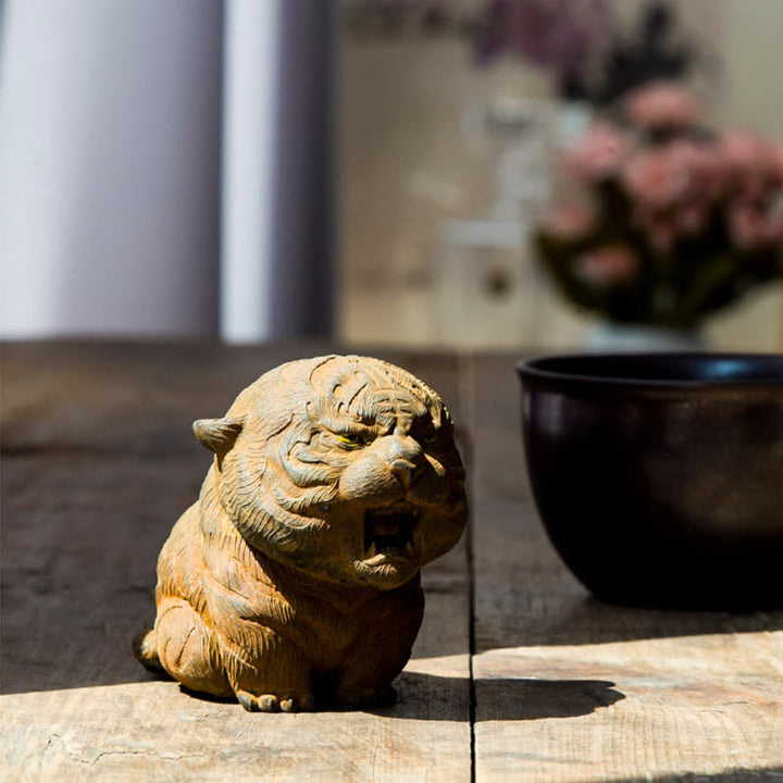Estatua de resina fundida con óxido de hierro en polvo de tigre rugiente hecha a mano con Buddha Stones para decoración del hogar