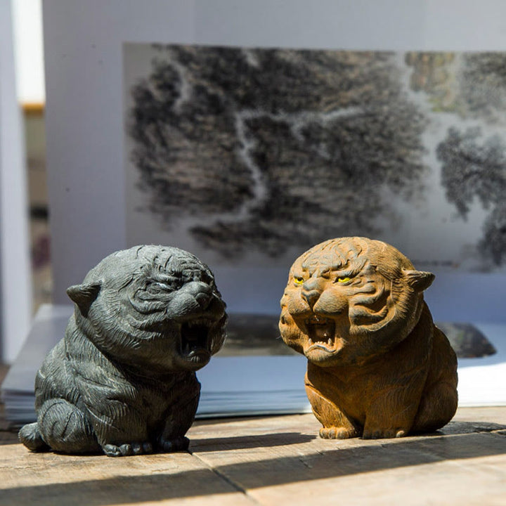Estatua de resina fundida con óxido de hierro en polvo de tigre rugiente hecha a mano con Buddha Stones para decoración del hogar