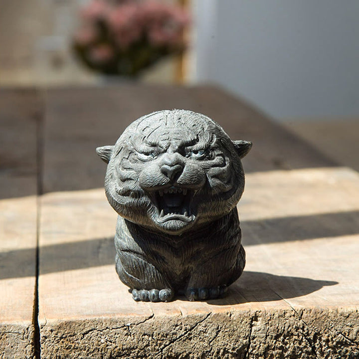 Estatua de resina fundida con óxido de hierro en polvo de tigre rugiente hecha a mano con Buddha Stones para decoración del hogar