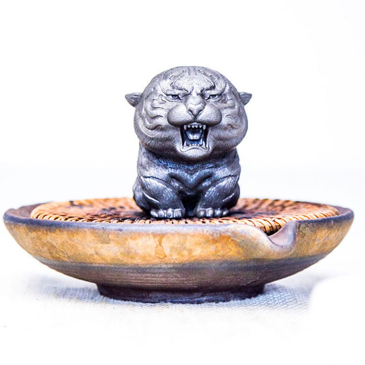 Estatua de resina fundida con óxido de hierro en polvo de tigre rugiente hecha a mano con Buddha Stones para decoración del hogar