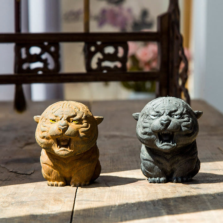 Estatua de resina fundida con óxido de hierro en polvo de tigre rugiente hecha a mano con Buddha Stones para decoración del hogar