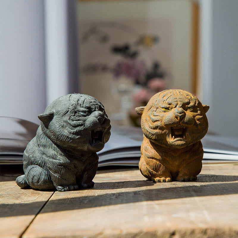 Estatua de resina fundida con óxido de hierro en polvo de tigre rugiente hecha a mano con Buddha Stones para decoración del hogar