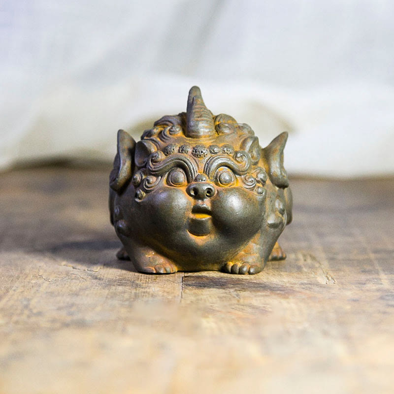 Estatua de resina fundida con óxido de hierro en polvo de PiXiu hecha a mano con Buddha Stones para decoración del hogar