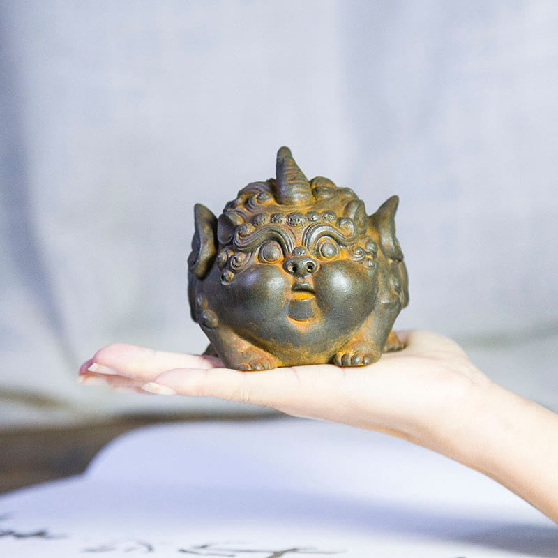 Estatua de resina fundida con óxido de hierro en polvo de PiXiu hecha a mano con Buddha Stones para decoración del hogar