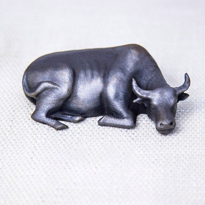 Estatua de resina fundida con óxido de hierro en polvo de toro de búfalo de agua pequeño hecha a mano con Buddha Stones para decoración del hogar