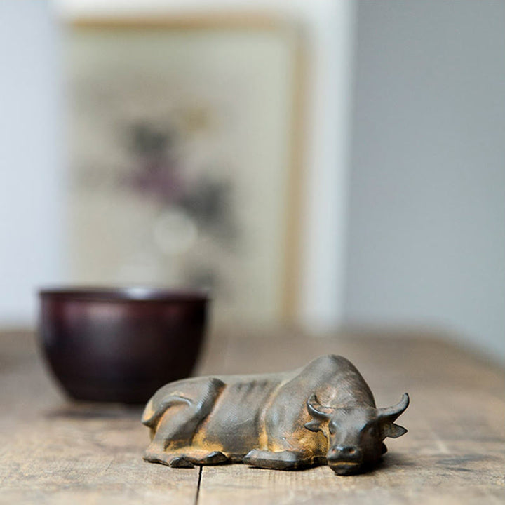 Estatua de resina fundida con óxido de hierro en polvo de toro de búfalo de agua pequeño hecha a mano con Buddha Stones para decoración del hogar