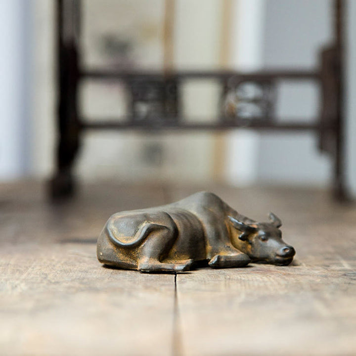 Estatua de resina fundida con óxido de hierro en polvo de toro de búfalo de agua pequeño hecha a mano con Buddha Stones para decoración del hogar