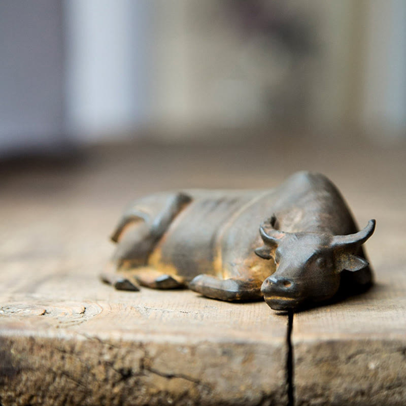 Estatua de resina fundida con óxido de hierro en polvo de toro de búfalo de agua pequeño hecha a mano con Buddha Stones para decoración del hogar